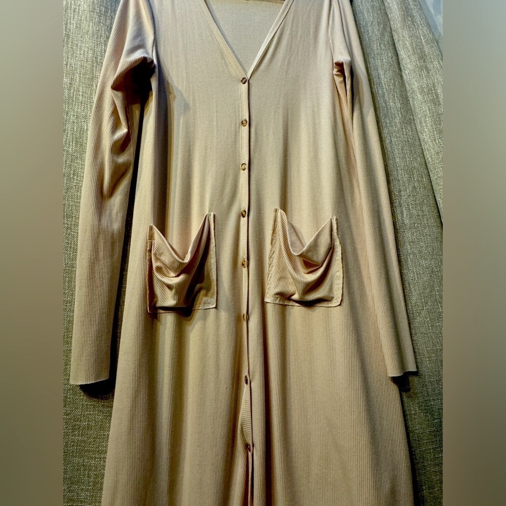 KyeMi women’s cream colored Lightweight Midi cardigan size large w/pockets